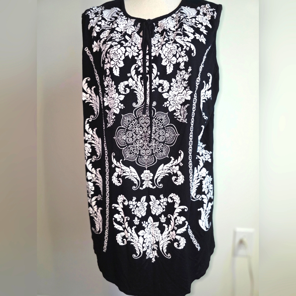 Black and White Women's Top 1X